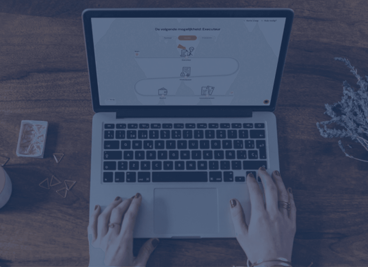 Handen op een laptop die eenvoudig online een testament opstellen via de Thuisnotaris software in een rustige thuisomgeving.